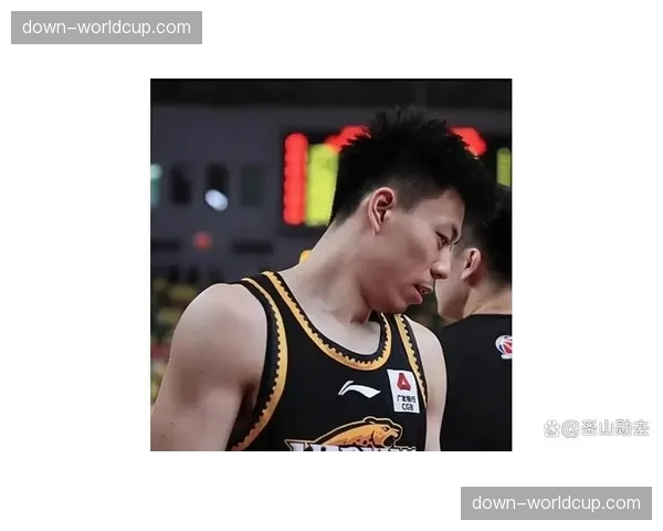 张镇麟隔扣对手引爆社交媒体，辽宁半场领先广东