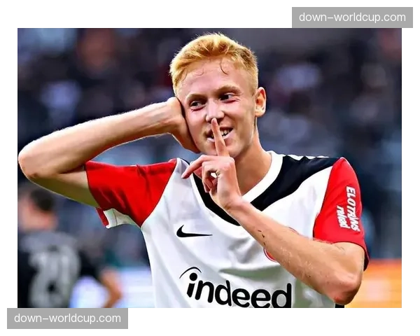 看台风景：皇马主场出现巨型Tifo，致敬即将离队的传奇中场克罗斯