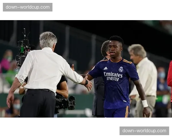 维尼修斯独家专访：谈在安切洛蒂体系下牺牲控球权以追求反击速度